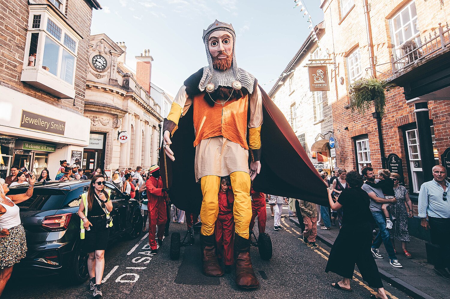 Large puppet of Yr Arglwydd Rhys walking through Aberteifi