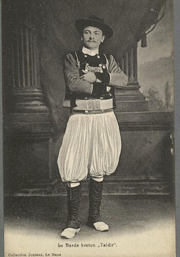 Image of François Jaffrennou (‘Taldir’) in traditional dress, c.1905.