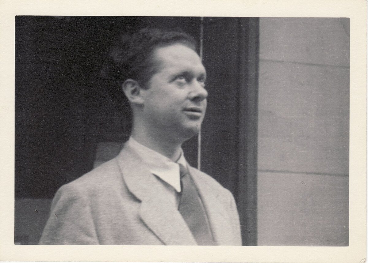 A photograph of Dylan Thomas believed to have been taken by the American poet and anthologist Oscar Williams between 1950 and 1953, during Dylan's literary tours of America.