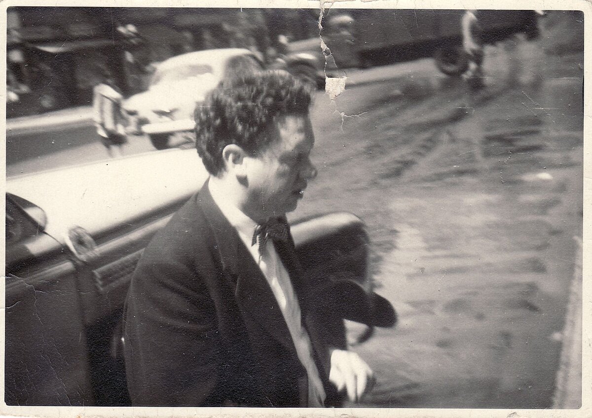A photograph of Dylan Thomas believed to have been taken by the American poet and anthologist Oscar Williams between 1950 and 1953, during Dylan's literary tours of America.