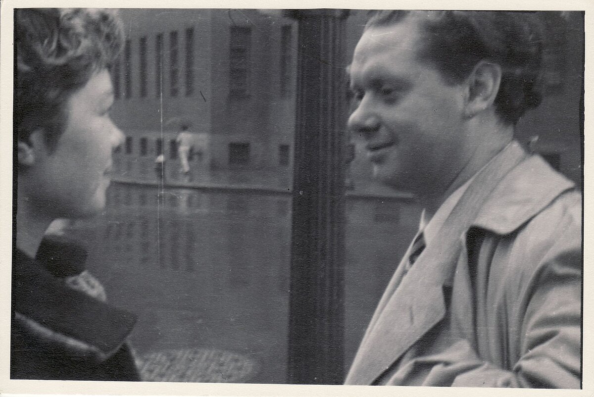 A photograph of Dylan Thomas believed to have been taken by the American poet and anthologist Oscar Williams between 1950 and 1953, during Dylan's literary tours of America.