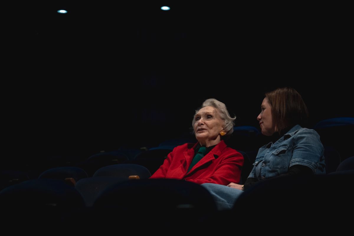Siân Phillips with Dot Davies in the Drwm