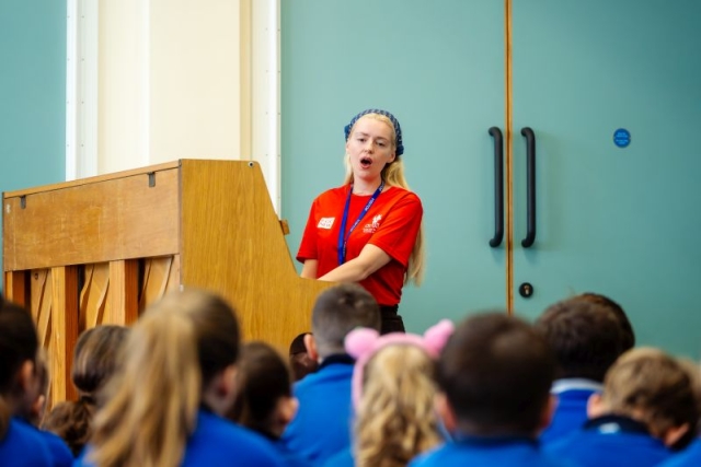 Casi Wyn playing the piano h
